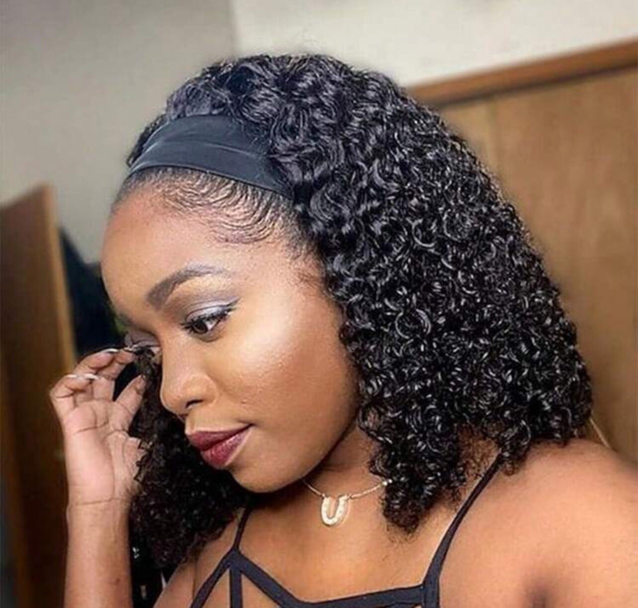 Perruque synthétique femme noire avec bandeau intégré coupe courte 30cm frisée