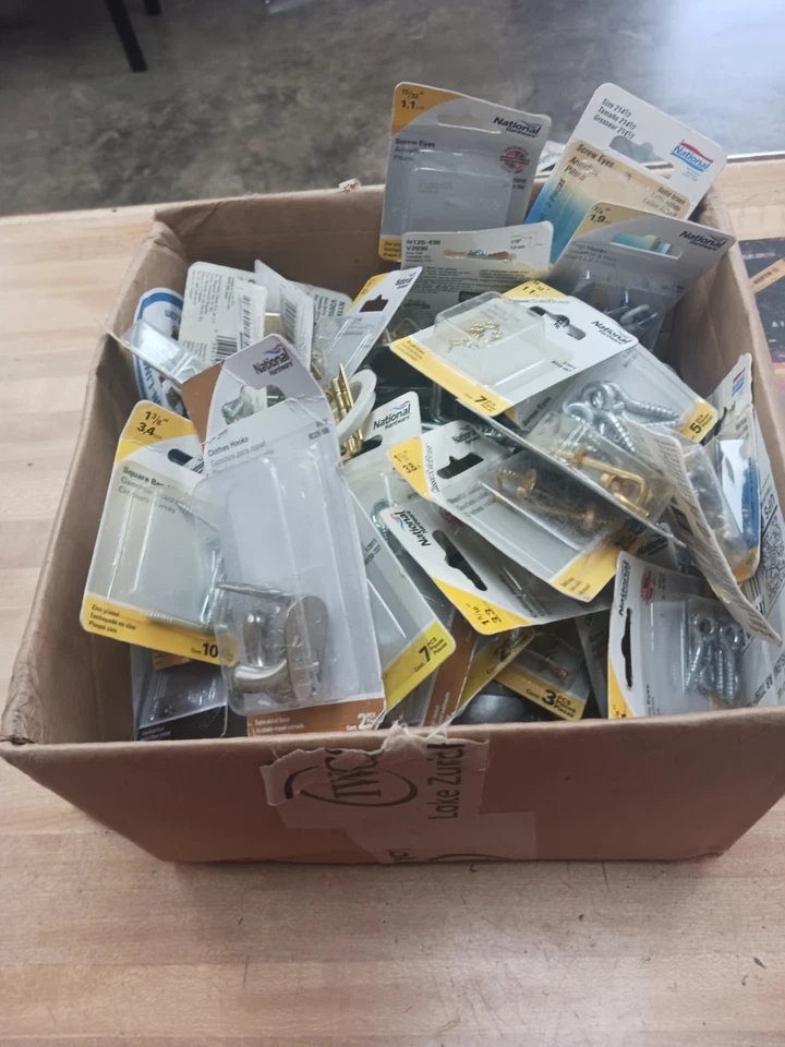 NUEVO LOTE DE HERRAJES MISCELÁNEOS, GANCHOS, OJALES, BISAGRAS, ETC. Foto 2 de 4