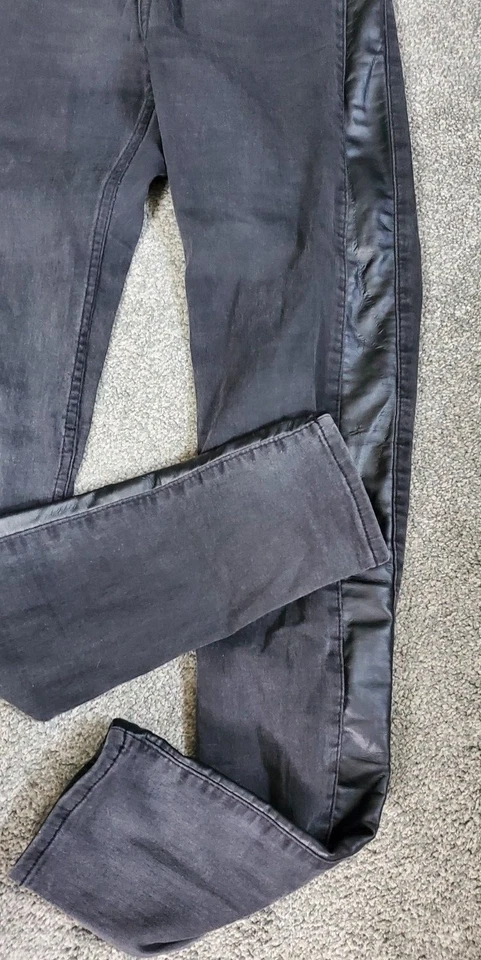 Jeans feminino H&M de couro dividido listras laterais preto stretch tamanho 8 - Imagem 2 de 4