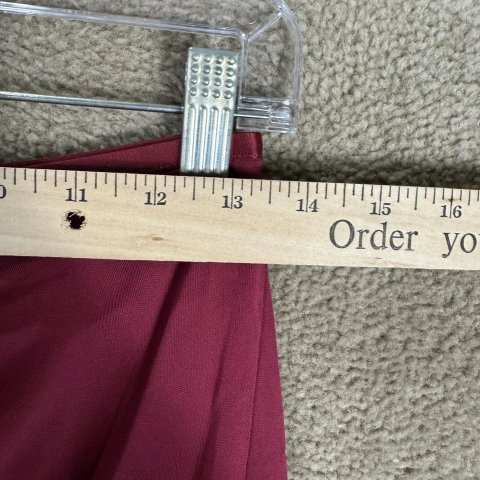Minifalda cordobesa Talula Aritzia talla mediana roja borgoña elástica frente acanalado Foto 4 de 4