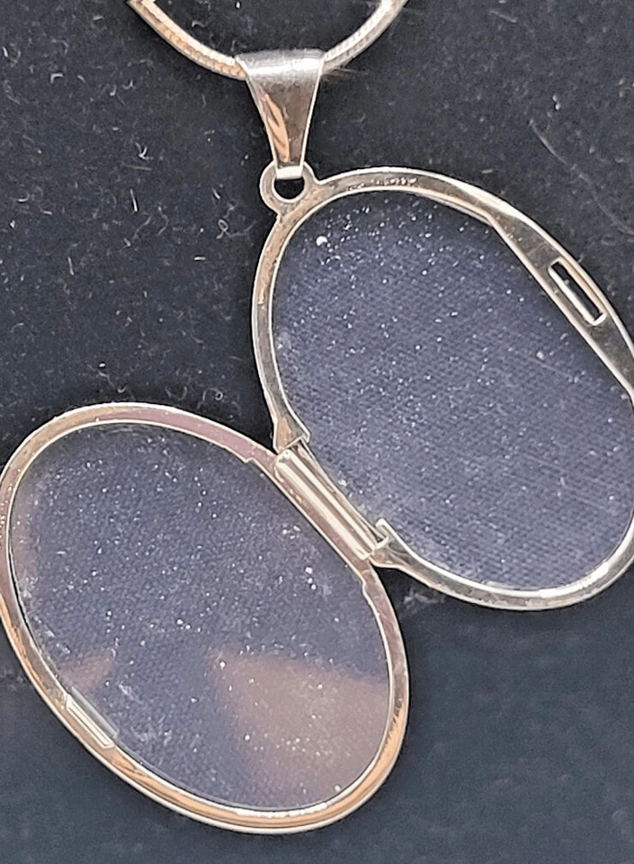 Sterling Silver Locket Signed 925 Italy 29in 1.75in pendant - Image 4 of 4