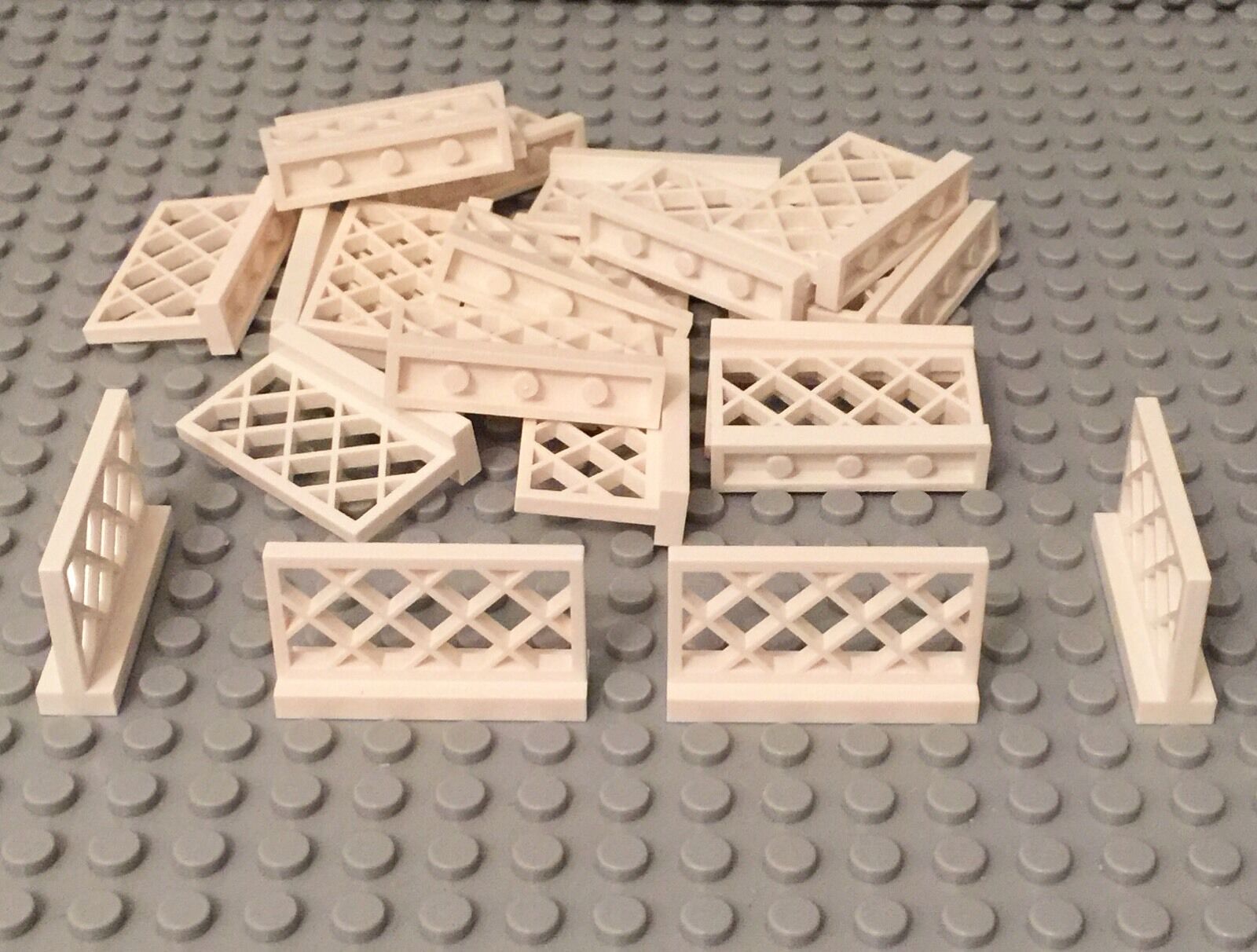 Lego 25 Pieces White 1x4x2 Fence Lattice Style / City / Friends Lot (part #3185)