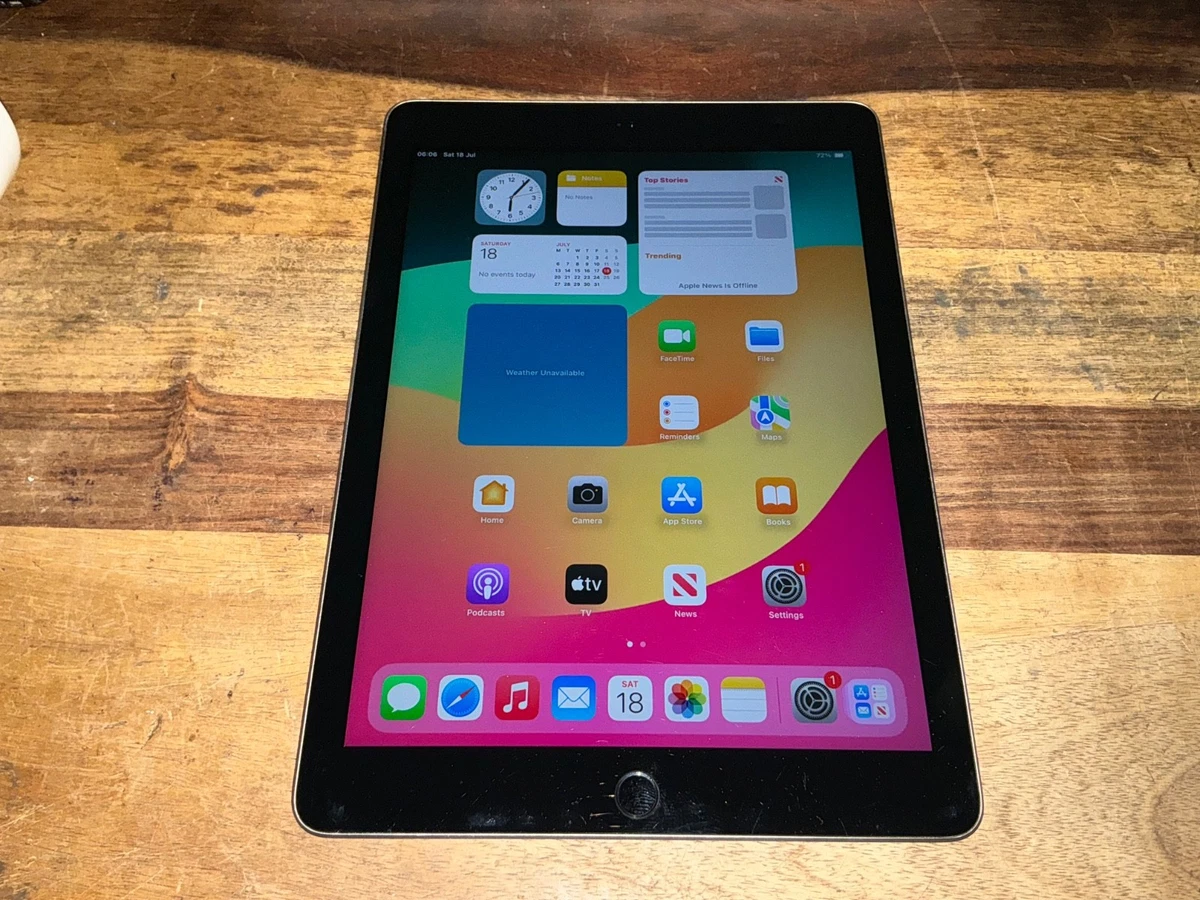 Apple iPad (5th Generation) Wi-Fi 128 GB Tablets & eReaders for