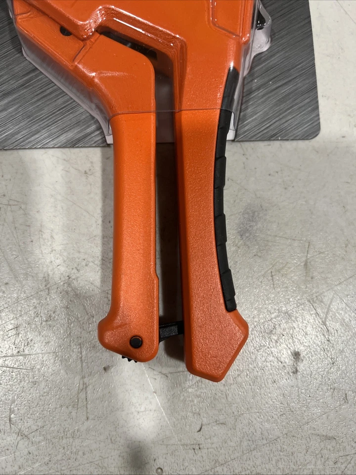 Klein Tools 50044 Precision Ratcheting PVC Cutter 1-1/4-in - Image 2 of 4