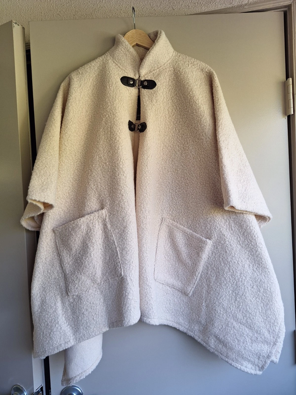 NWT MARC NEW YORK Andrew Marc Cozy Sherpa Fleece Toggle Poncho Cape Jacket Cream