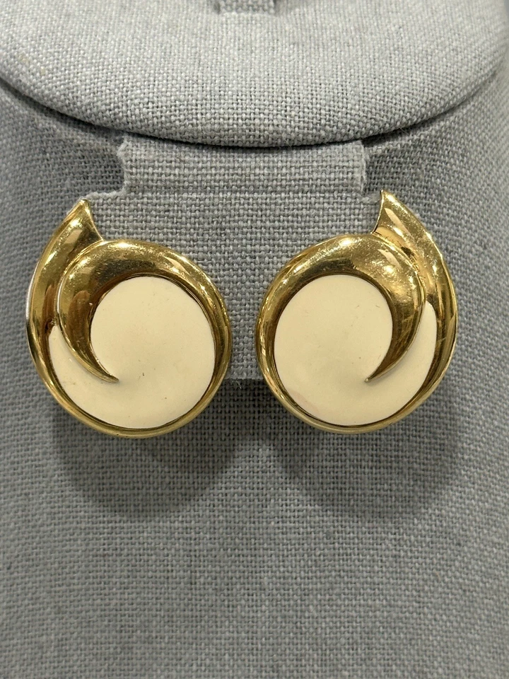 Pendientes Monet Vintage Esmalte Crema Tono Dorado Remolino Clip On Foto 2 de 4