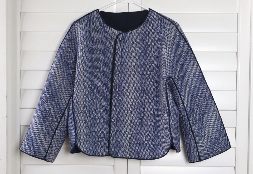 VALE LA PENA Chaqueta Top Nueva York $348 Azul Marino Estampado Serpiente Reversible Neopreno Talla Grande Foto 4 de 4