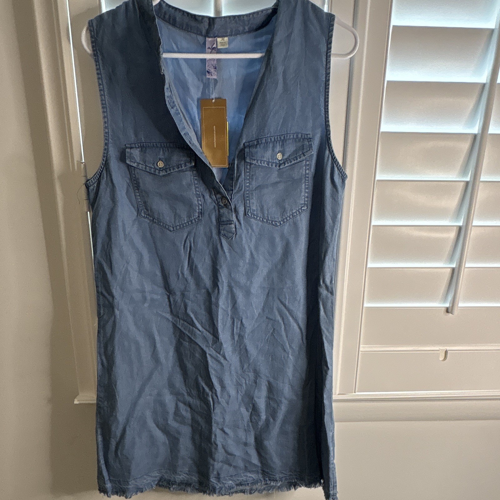 Francesca's Women Blue Lyocell Denim Sleeveless V-Neck Solid Tunic Blouse M