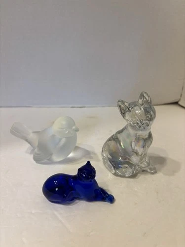FENTON 3 GLASS FIGURINES FENTON FROSTED BIRD & IRIDIZED CAT BLUE CAT NOT FENTON