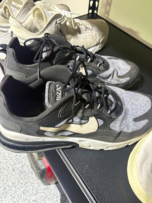 Nike Air Max 270 React Men s Black/Gray/White Low Top Lace-Up Sneakers