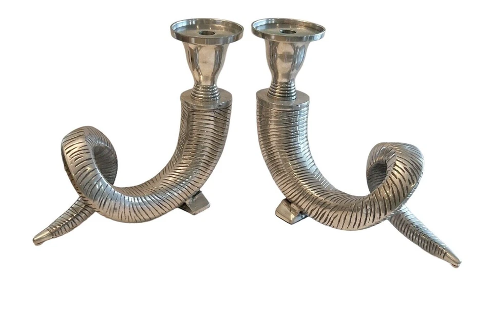 Conjunto de 2 castiçais pilares de metal Shofar chifre de carneiro grande prata 10" - Imagem 2 de 4