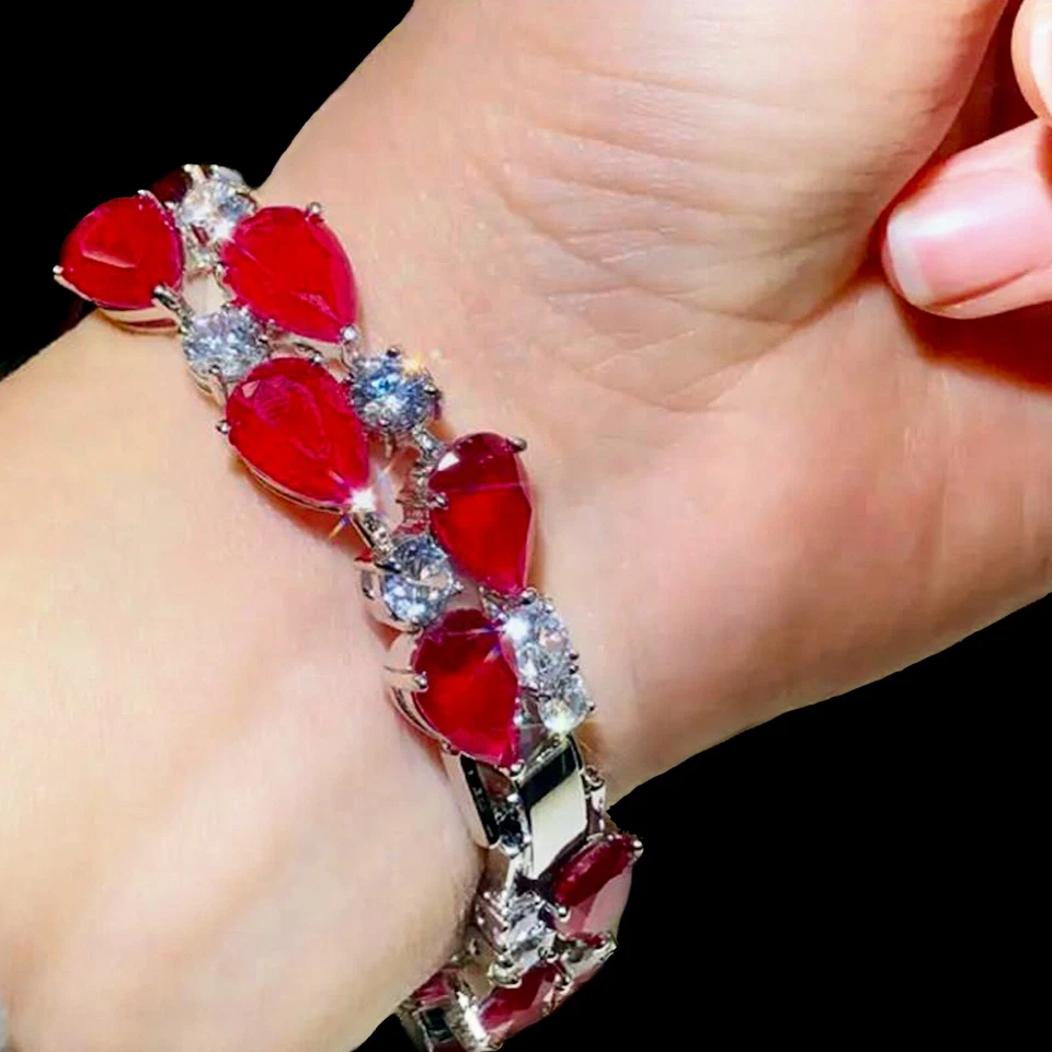 Brazalete de tenis de diamantes y rubí rojo creado en laboratorio lleno de oro blanco de 18k Foto 2 de 4