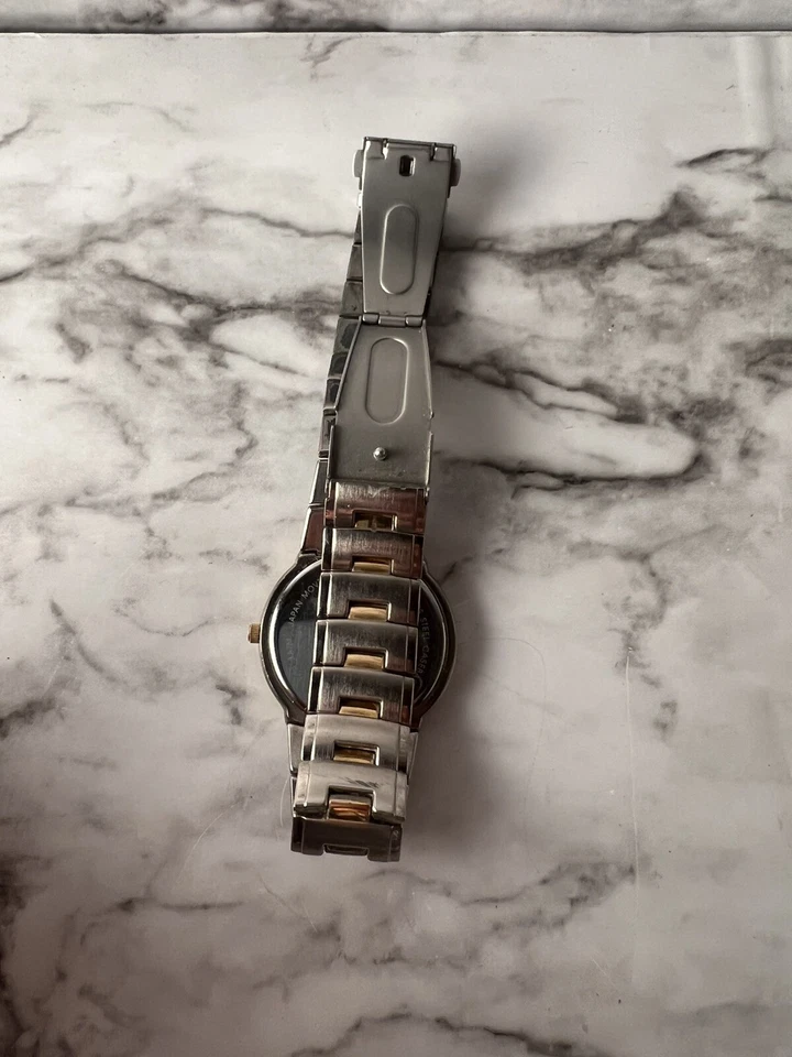 Женские кварцевые часы Sergio Valente с бриллиантами серебристые и золотистые - Изображение 2 из 4