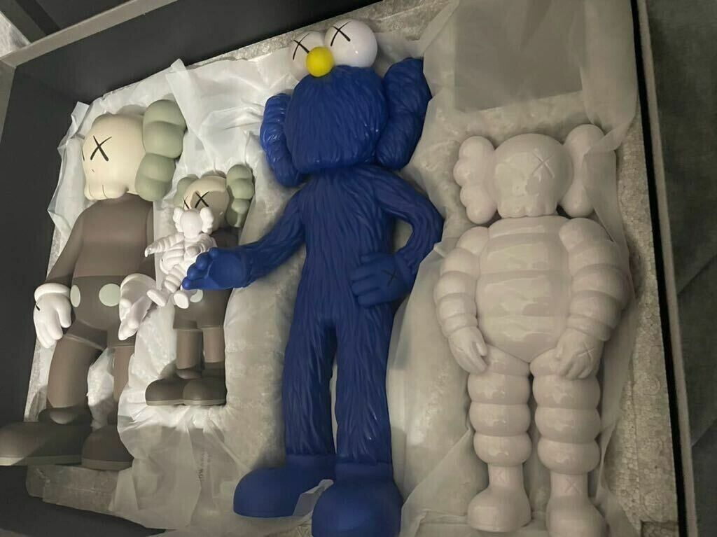 Medicom Toy KAWS FAMILY BROWN BLUE WHITE figure kaws first Medicom Toy KAWS FAMILY BROWN BLUE WHITE figure kaws first