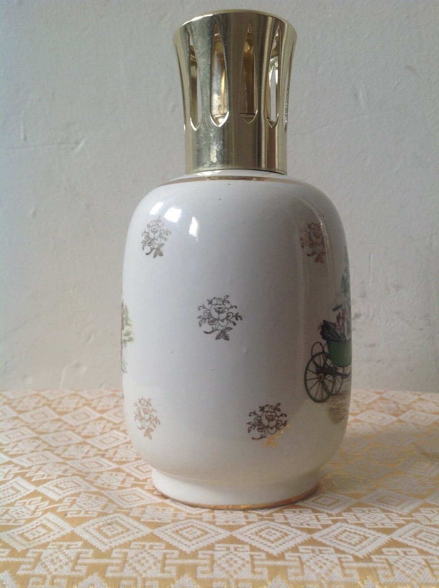 BELLE LAMPE BERGER EN PORCELAINE CALÈCHE
