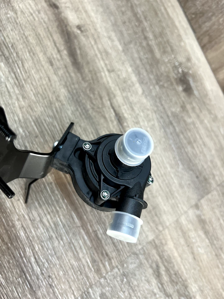 Bomba de agua auxiliar del motor Volkswagen Atlas 2018-2023 ASSY OEM pieza # 3QF965567 Foto 3 de 4