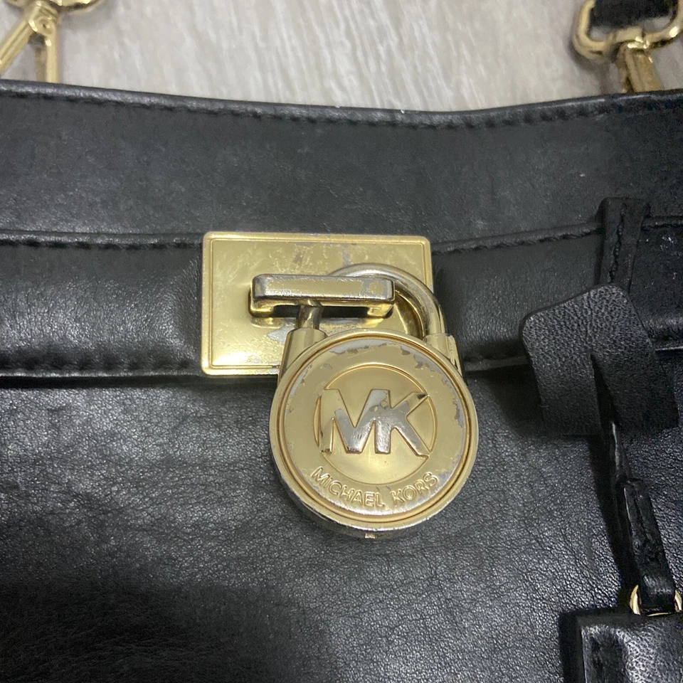 Michael Kors Hamilton small black leather shoulder bag with gold padlock - Image 3 of 4