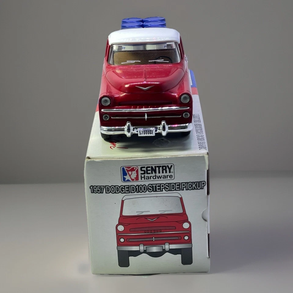 Dodge D100 1957 camioneta Stepside edición limitada banco de monedas. Hardware Sentry. Foto 2 de 4