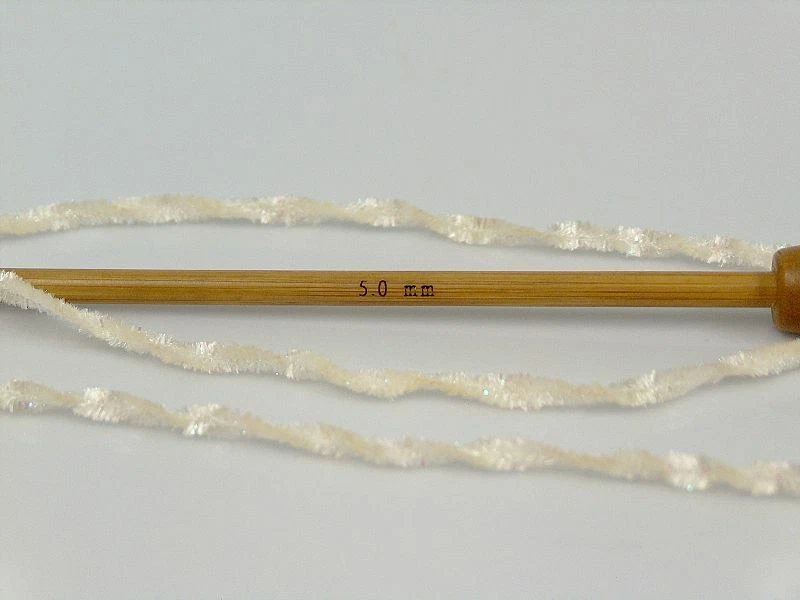 Hilo Brillante Iridiscente Marfil - Hielo 67659 Chenilla con Acento Metálico 50gr 60yds Foto 2 de 4