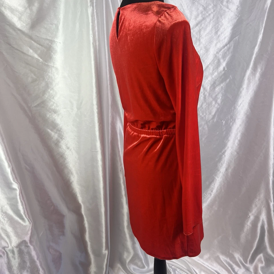 Vestido ceñido al cuerpo Bar III de terciopelo rojo con cuello en V - romántico y favorecedor, talla mediana Foto 4 de 4