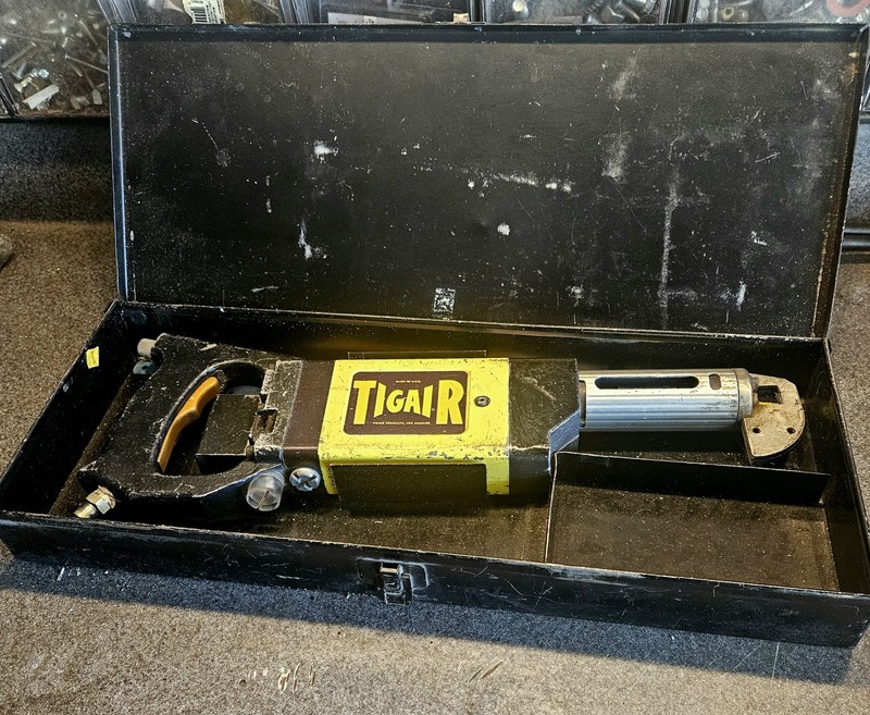 TIGAIR   PORTABLE PNEUMATIC  RECIPROCATING HACKSAW  P/N 14119-M METAL CASE.