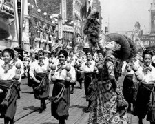 Hello Dolly Barbra Streisand dances in parade 11x14 photo