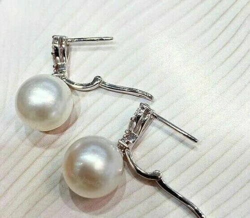 Preciosos pendientes colgantes y colgantes de perlas blancas de corte redondo de 3 quilates con acabado en oro blanco de 14 k Foto 3 de 4