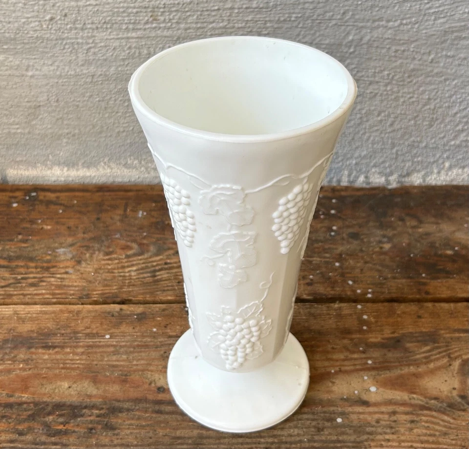 Vase En Verre Pressé Blanc Avec Raisins Vintage Antique 25 Cm De Haut - Photo 2/4