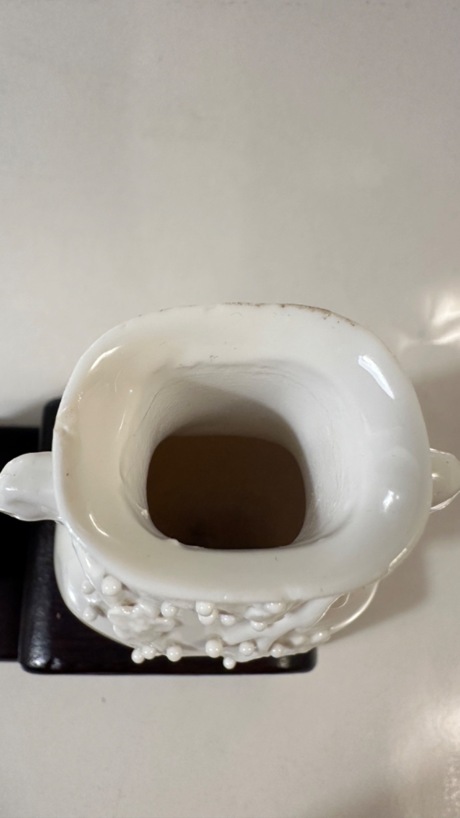 A PAIR OF CHINESE ANTIQUE St Cloud BLANC DE CHINE PORCELAIN VASE