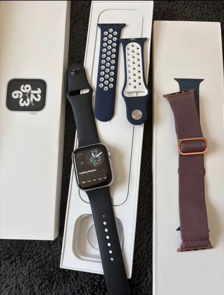 Apple Watch SE 44mm Space Gray Alu Midnight Sport Band GPS, photo 3 of 4