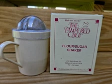 Pampered Chef Sugar / Powdered Sugar / Flour Shaker w/ Lid Plastic With Box