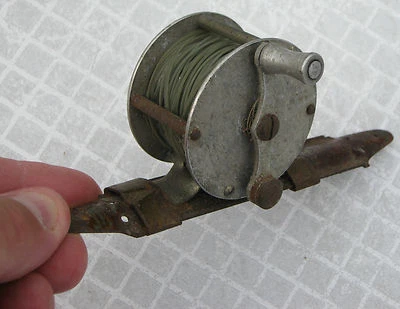Ancien moulinet en aluminium et son support pour collection peche - Photo 1/4