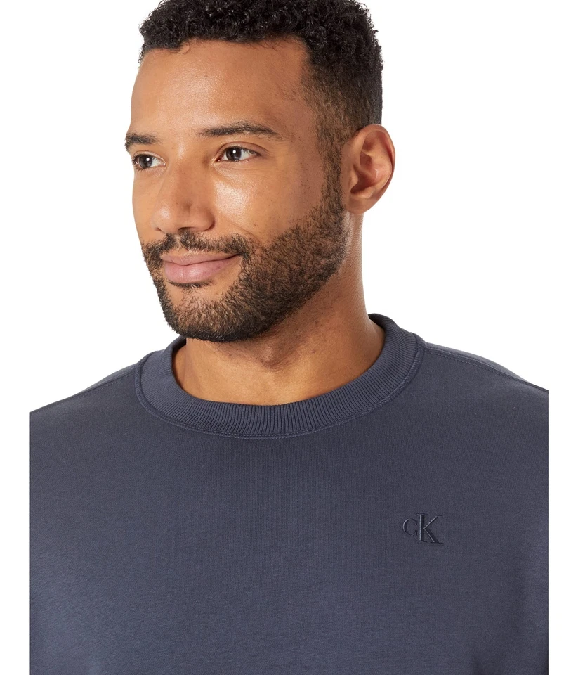 $70 Calvin Klein Para hombres Calce Relajado Monograma Logo Vellón Azul Marino Grande (DEFECTUOSO) Foto 3 de 4