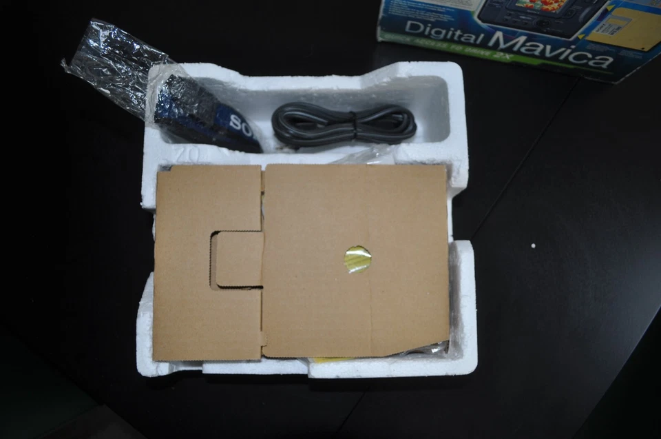 Sony Mavica MVC-FD71 0.4MP Digital Camera - Original Box Deadstock - Image 2 of 3