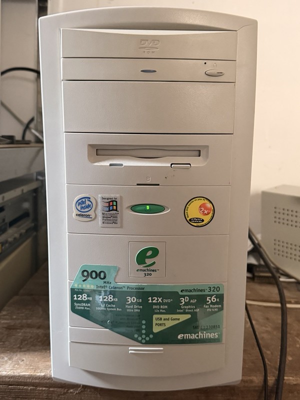 Really Nice Original eMachines 320 - Intel Celeron 900 - 128MB - 30GB - Win ME
