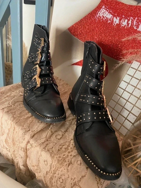 bottines femme pointures 37 en bon état Manques quelques strass à l' arrière - Photo 2/4
