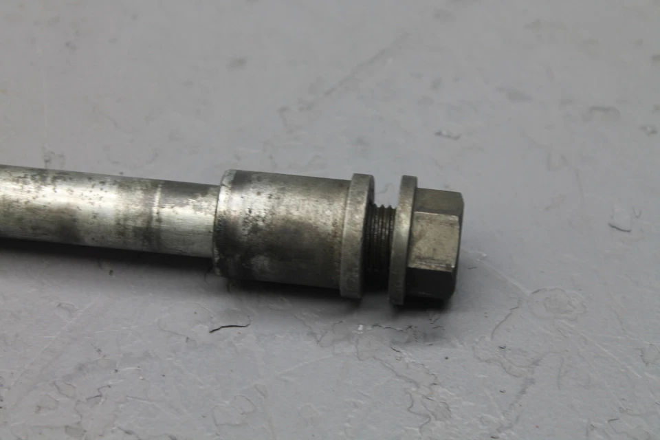 1981 KAWASAKI 750 LTD 前轮轮 RIM AXLE PIVOT BOLT — 第 2/4 张图片