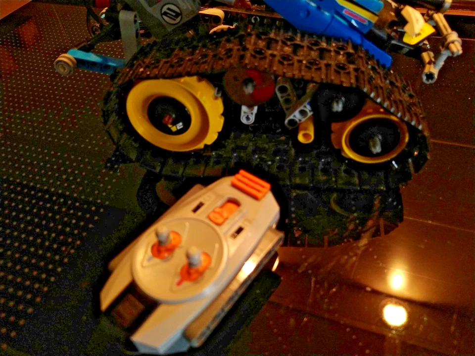 LEGO Technic 42095 Remote-Controlled Stunt Racer, foto 2 di 5
