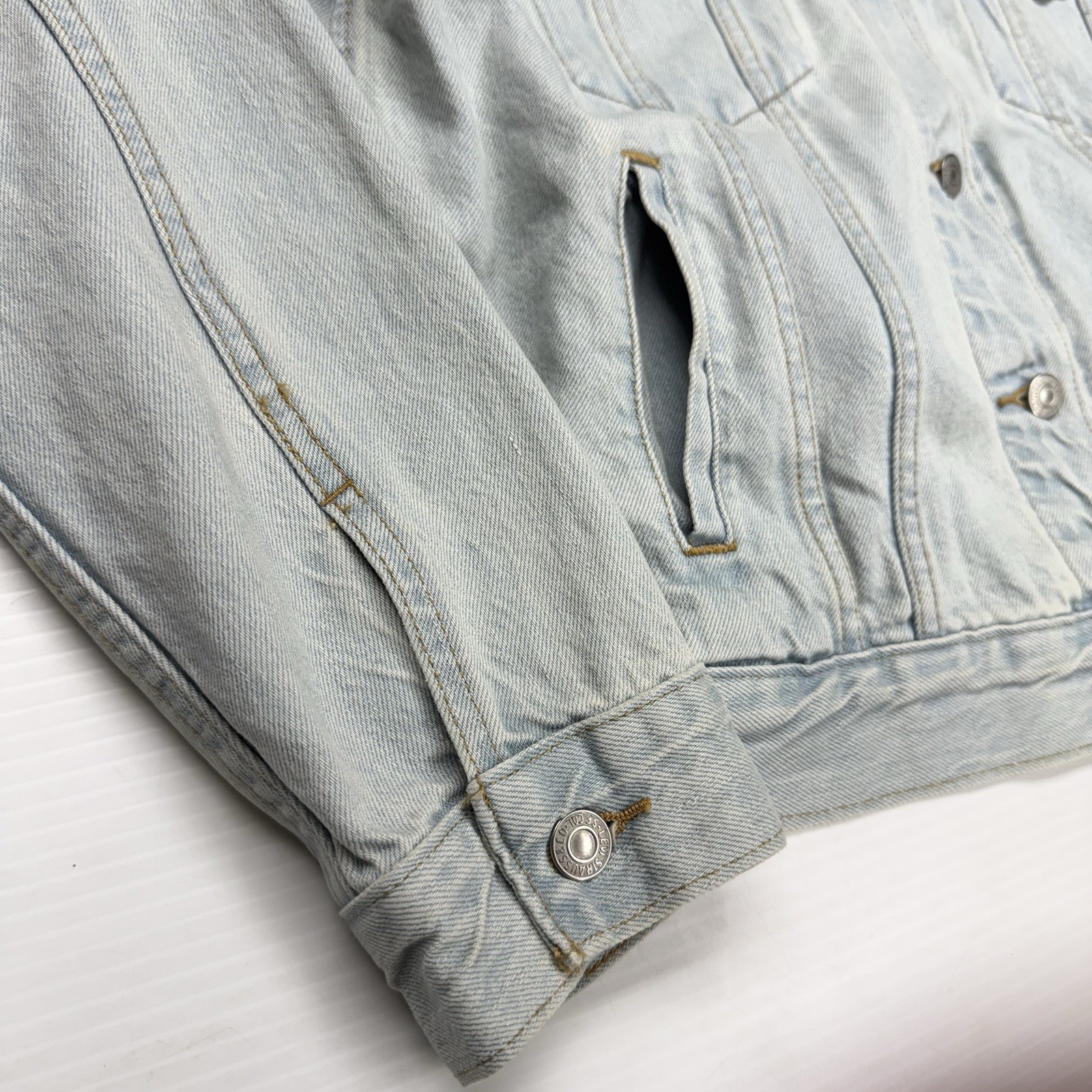 Levi's Premium Mens Denim Trucker Jacket L Blue Light Wash Pleated Workwear