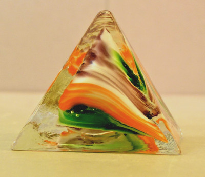 Skulptur aus Glas in der Form einer Pyramide, mit mehrfarbiger Struktur