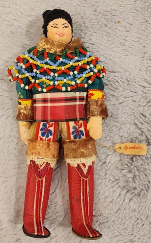 Greenland Inuit Eskimo Doll Ornate Beaded Collar Accented Outfit Vintage - Afbeelding 1 van 9