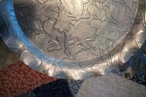 VINTAGE GEPRESSTES ALUMINIUM TABLETT FEDERAL SILVER CO. 11 3/8 Zoll rund florales Design - Bild 5 von 5