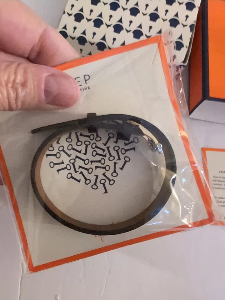 Brazalete Stella And Dot Keep Collective doble banda de cuero negro/silla de montar dorado Foto 3 de 4