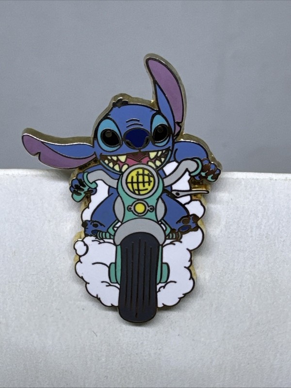 DLR 2005 GWP All Roads Lead Happiest Homecoming Stitch Motorcycle Pin 40770