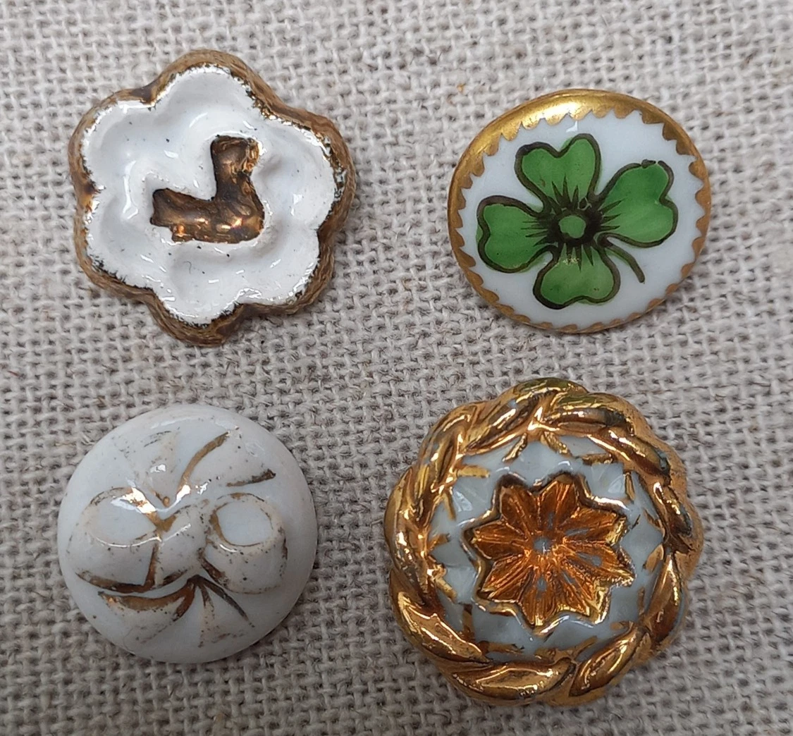 Joli lot de petits boutons anciens , bleus , tailles et formes differentes - Loisirs créatifs