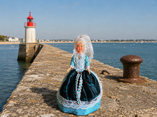Poupée folklorique régionale Pornichet boite doll vintage