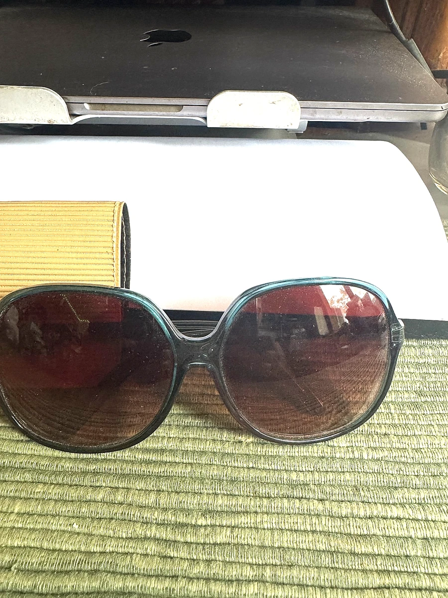 Liz Claiborne Round Sunglasses for Women for sale | eBay display picture 3