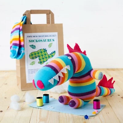 SOCK CREATURES Kit de artesanía Sockosaurus | Kit de costura | Kit de artesanía para niños | Fiesta Zoom | Dinosaurio