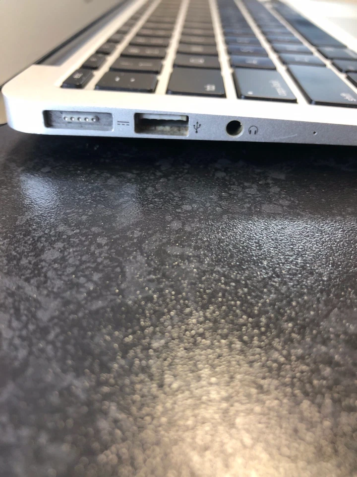 MacBook Air 2013 11inch Dual-Core Intel Core i5 4GB Ram/128GB SSD (**727) - Image 4 of 4