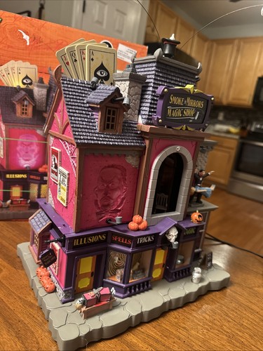 Lemax Spooky Town Smoke & Mirrors Magic Shop #45218 exclusivo de Michael’s 2024 - Imagen 3 de 11